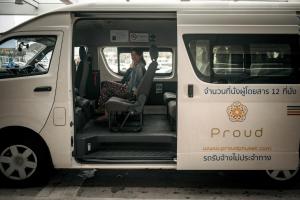 奈扬海滩Proud Phuket Hotel, Naiyang Beach的坐在货车后面的女人