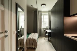 克拉科夫MILESTONE Krakow Center Urban Living的一间卧室配有一张床和一张书桌