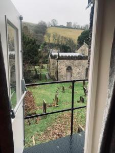 卡斯尔顿Ye Olde Nags Head的从窗户可欣赏到墓地的景色