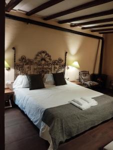 Cañada de la CruzAlojamientos molino de revolcadores的一间卧室配有一张大床和两条毛巾