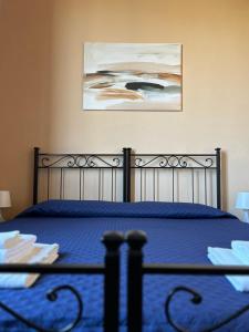 AglianaVILLARTE的一间卧室配有一张带蓝色棉被的床