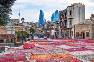 巴库Bulvar Inn Baku Hotel的街道上,地面上铺着地毯,建筑