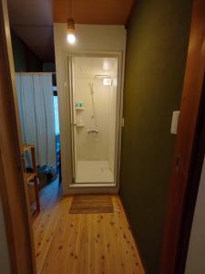 Inoそらやまゲストハウス Sorayama guesthouse的一间带步入式淋浴间的浴室