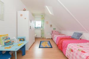 朱丽安娜多普Duynopgangh 25的一间儿童房,配有两张床和一张书桌