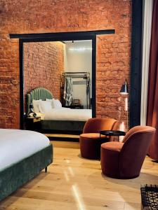 伊斯坦布尔RUZ Hotels的一间卧室配有两张床、椅子和镜子