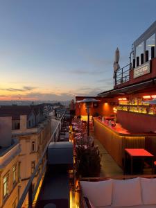 伊斯坦布尔RUZ Hotels的享有屋顶酒吧的黄昏美景