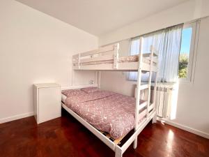 埃斯波森迪Hostel do Alto - Fão的一间卧室设有两张双层床和一扇窗户。