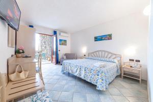 伊斯基亚Punta Chiarito Resort的一间卧室,卧室内配有一张床和一把椅子