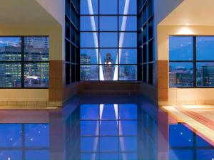 悉尼悉尼美居酒店的一座享有钟楼景致的建筑中的游泳池