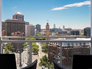 悉尼悉尼美居酒店的享有城市天际线美景,设有钟楼