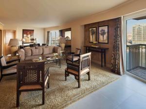 开罗开罗尼罗河厄尔盖兹拉索菲特酒店的客厅配有沙发和桌子