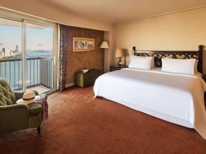 开罗开罗尼罗河厄尔盖兹拉索菲特酒店的一间卧室设有一张大床和一个大窗户