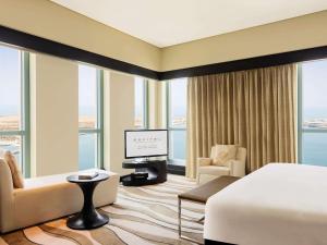 阿布扎比阿布扎比海滨索菲特酒店的酒店客房设有一张床、一台电视和窗户。