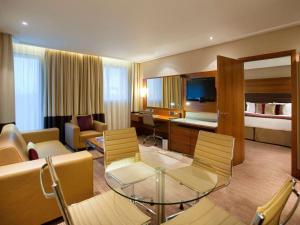 希灵登索菲特伦敦希斯罗酒店的酒店客房设有沙发和客厅。