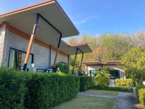 高兰Serene Lanta Resort的屋边有遮阳篷的房子