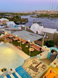阿斯旺Nubian palace的享有水上公园空中美景,设有游泳池
