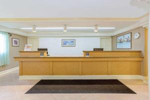 奥兰多奥兰多机场西拉昆塔酒店的审判室里带大书桌的审判室