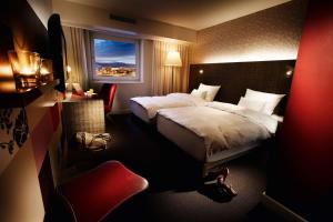 雷丁pentahotel Reading的酒店客房设有床和窗户。