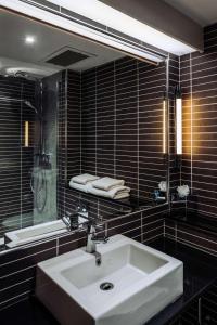 雷丁pentahotel Reading的浴室设有白色水槽和镜子