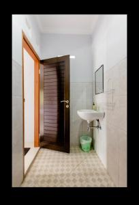 乌布乌布阿尔加旅馆的一间带水槽、镜子和卫生间的浴室
