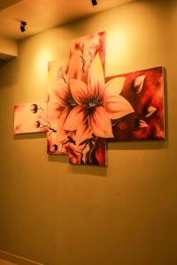 卡尔皮蒂耶Hiru Beach Resort的墙上两幅花画