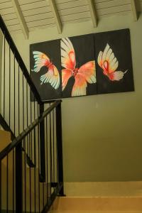 卡尔皮蒂耶Hiru Beach Resort的墙上有两幅鲜花画的楼梯