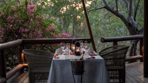 LentswelemoritiTuli Safari Lodge Mashatu的甲板上配有酒杯的桌子