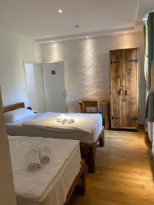 马格德堡Pension Westerhuesen的一间卧室设有两张床,一扇门通往房间
