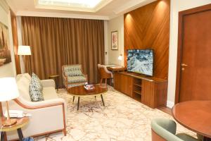 哈费尔巴廷Rose Bark - روز بارك的酒店客房设有电视和客厅。