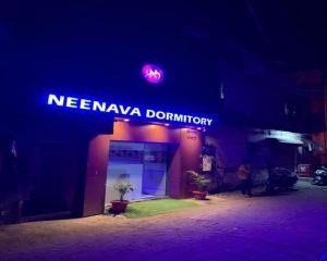 孟买Neenava Dormitory Asalpha的表示尼瓦那亚统治大楼的标志