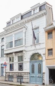 根特Maison d'Artiste的前面有旗帜的白色建筑