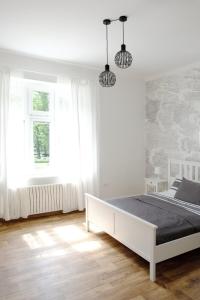 捷克特热博瓦Ubytování Javorka的卧室配有白色的床和窗户。