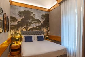 罗马怀特酒店的卧室配有带蓝色枕头的大型白色床