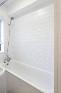 伦敦Single Room - Kings Cross, Female Only,, Guest House的白色的浴室设有浴缸和水槽。