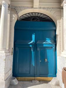 巴勒莫La casa di Chele的大楼里一个大蓝色车库门