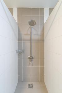 比什凯克ololoFreelander Hostel&Coworking的浴室铺有白色瓷砖,设有淋浴。