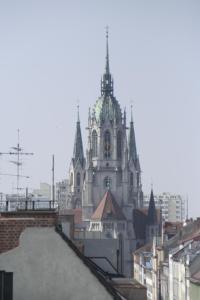 慕尼黑迪马斯市酒店的一座教堂,在一座建筑的顶部有一个钟楼