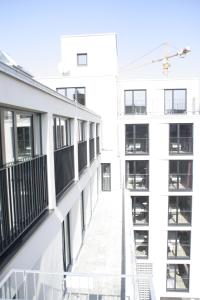 慕尼黑迪马斯市酒店的阳台,享有白色建筑的外部景色