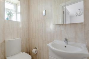 埃奇韦尔Room in Guest room - Family room with private bathroom的白色的浴室设有卫生间和水槽。