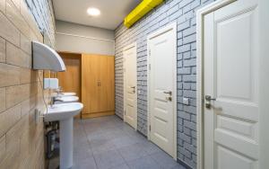 比什凯克ololoFreelander Hostel&Coworking的一间带两个水槽和白色门的浴室