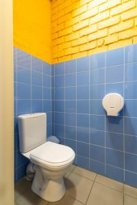 比什凯克ololoFreelander Hostel&Coworking的浴室设有卫生间和蓝色瓷砖。