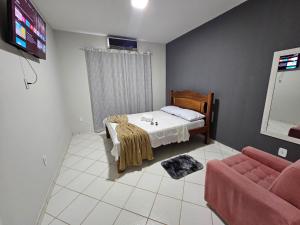 博阿维斯塔Apto novo, mobiliado e acochegante的一间卧室配有一张床和一张沙发