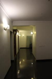 德瓦纳哈利-班加罗尔ZIONS HOTEL AND APERTMENT的一间空房间,走廊上有一个走廊