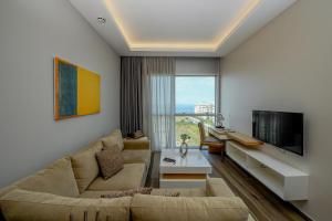 DbayehThe Stay Furnished Apartments的带沙发和电视的客厅