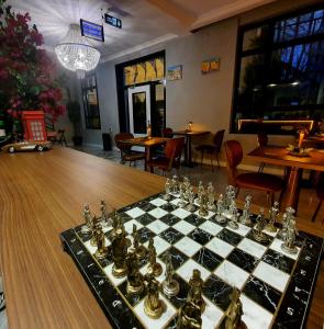 伊兹密尔st945 Palas Otel的餐厅的桌上棋盘