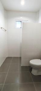 清刊Chiang Khan Dwelling的白色的浴室设有卫生间和窗户。
