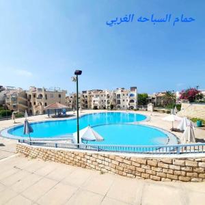 شالية قرية اللوتس内部或周边的泳池