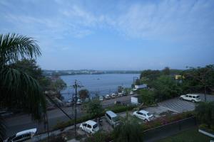 博帕尔BHOPAL LAKE STAYS的水体旁停车场的景色