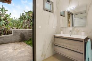圣港Casa Do Vinho的一间带水槽和镜子的浴室