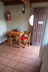 皮拉米德斯港De Luna的一间设有桌子、椅子和门的房间